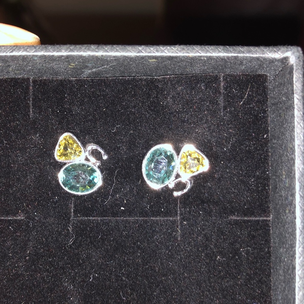 COACH SIGNATURE CRYSTAL CLUSTER STUD EARRINGS.